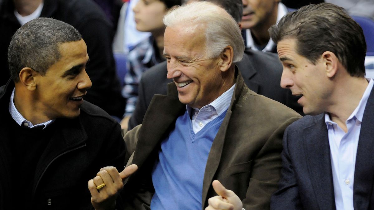 Ukrajinská proruská opozice podezírá z korupce exprezidenta USA Baracka Obamu (vlevo) i viceprezidenta Joea Bidena (uprostřed). Vpravo Bidenův syn Hunter.