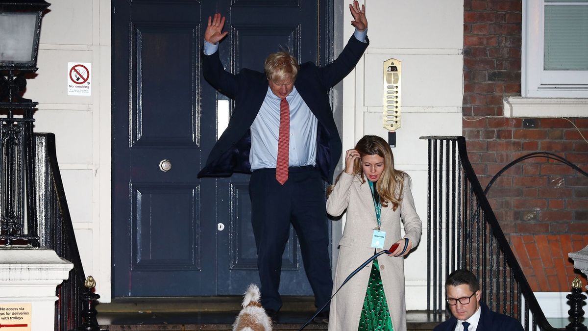 Britský premiér Boris Johnson odchází po volební noci z centrály konservativní strany