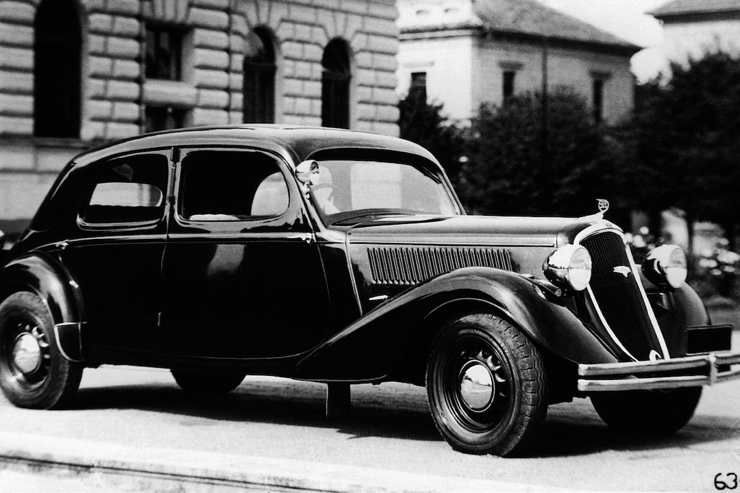 Škoda Superb (type 902) rok výroby 1936 – 1937, vyrobeno bylo 53 vozů, typy karoserií: limuzína, sedan, kabriolet, sanitní vůz

