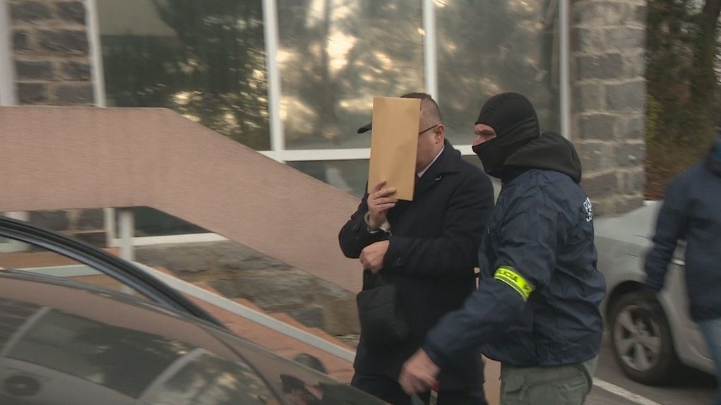 Šéfa loterijní společnosti Tipos Jána Barcziho vyvedli policisté v poutech.