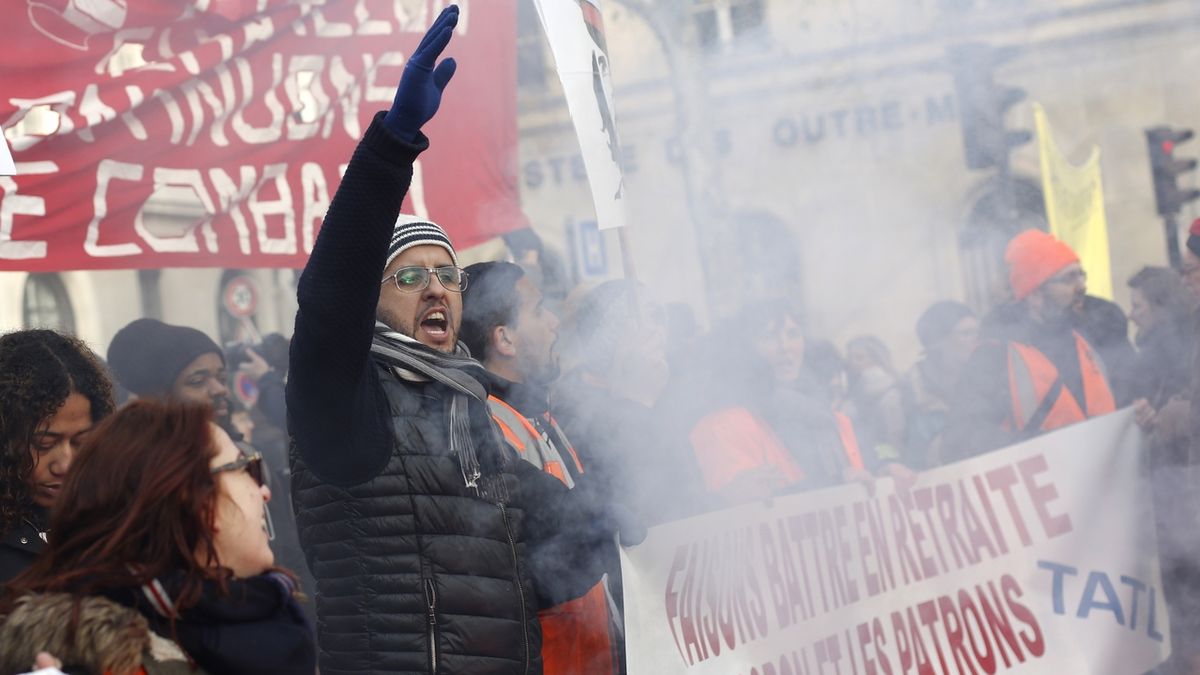 Francouzi se vydali do ulic Paříže, protestují proti politice vlády prezidenta Emmanuela Macrona