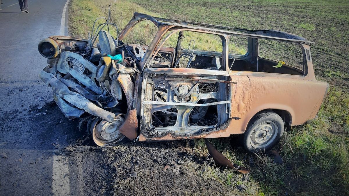 Z hořícího trabantu zachraňovali řidiče. K nehodě musel vrtulník