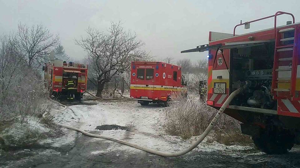 Hasiči a záchranná služba v Košicích poblíž místa, kde shořela chatka
