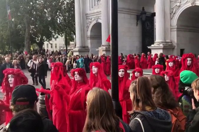BEZ KOMENTÁŘE: V Londýně se koná demonstrace proti klimatickým změnám, policie zadržela 21 aktivistů
