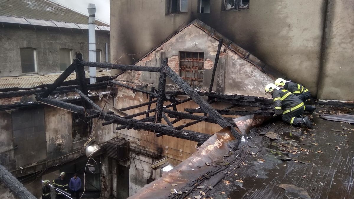 Na Šumpersku vyhořela kovárna. Plameny zničily střechu, škoda za miliony