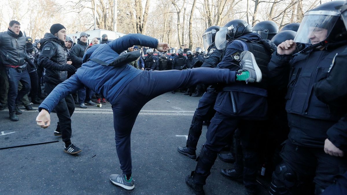 Nacionalisté útočili před ukrajinským parlamentem na policisty.