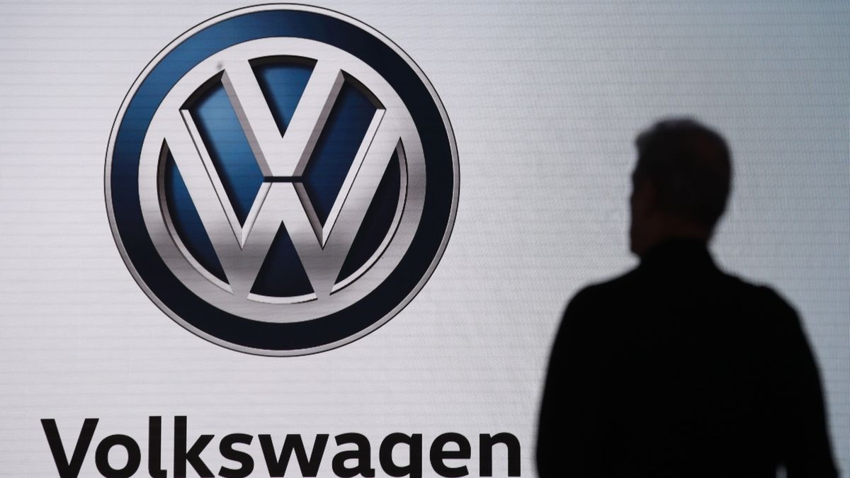 Logo Volkswagenu na autosalonu v Los Angeles.