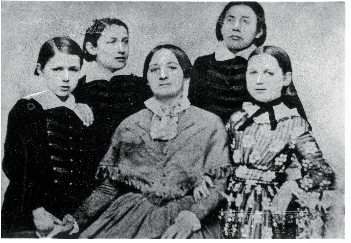 Božena Němcová s dětmi. Zleva: Jaroslav, Karel, Hynek, Teodora