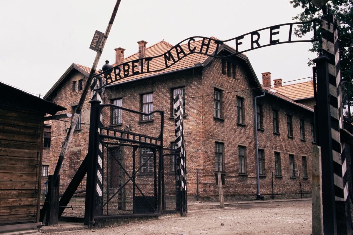 Nápis Arbeit macht frei u vstupu do koncentračního tábora Auschwitz I