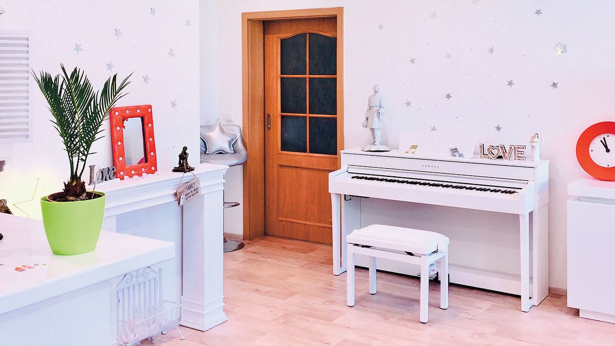Dominantou obývacího pokoje je bílý klavír, na který hraje majitelka každý den.