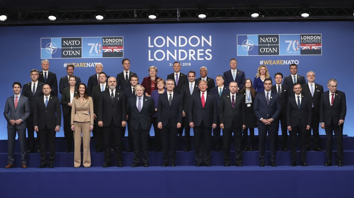 Představitelé států NATO na summitu v Londýně  