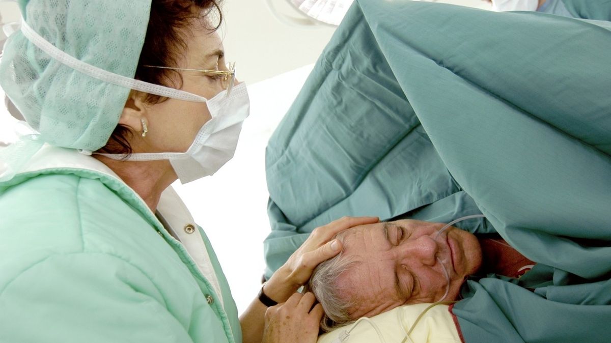 Hypnóza může pomoci zklidnit pacienta před operací i během ní. Ilustrační foto