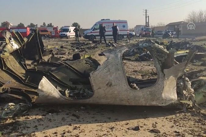 BEZ KOMENTÁŘE: Záchranáři ohledávají trosky zříceného ukrajinského letadla