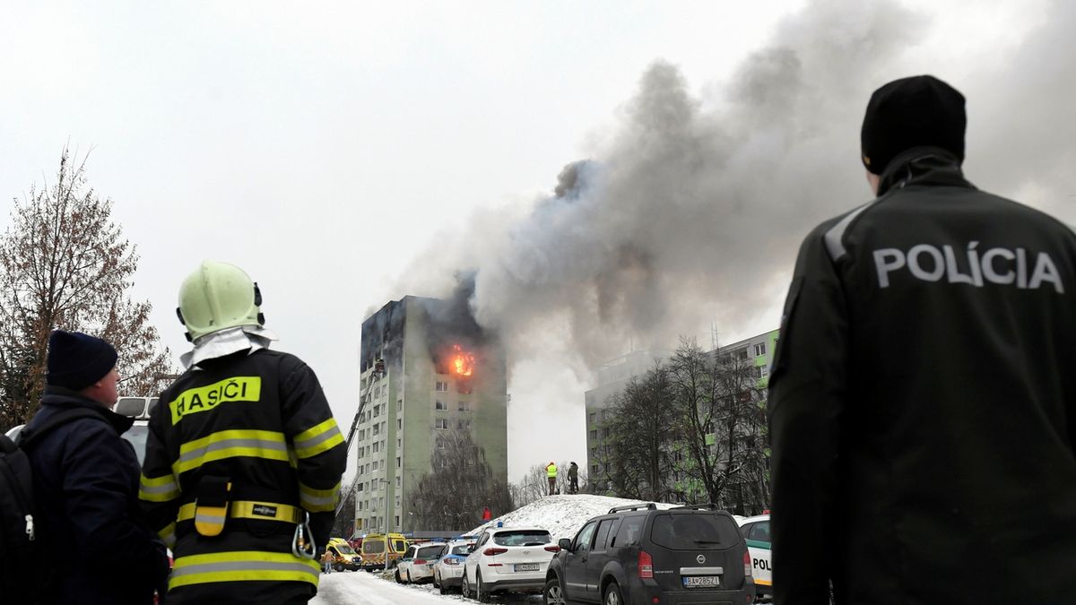 Policisté a hasiči sledují požár paneláku v Prešově