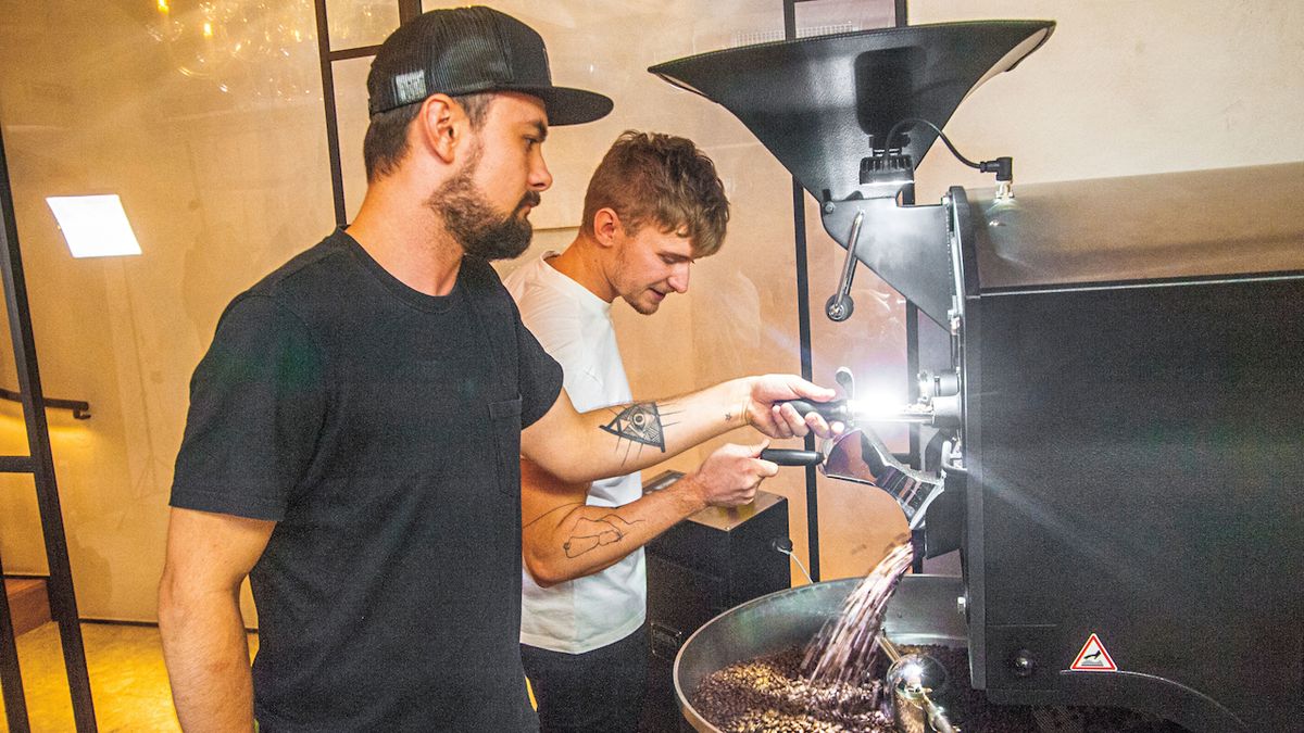 Pavel Kalenda (vlevo) a Marcel Bíza u pražičky kávy, z níž padají zrna, která se budou chladit.