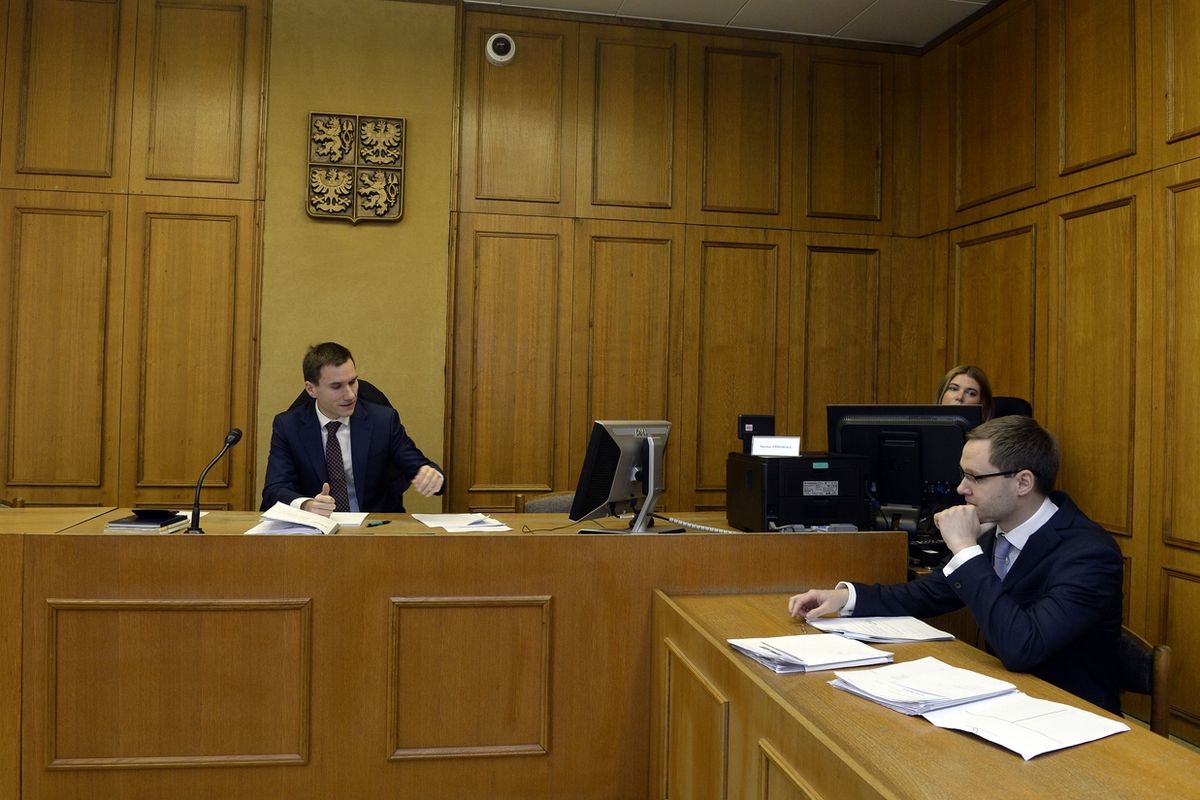 Vlevo soudce Vladimír Sommer, vpravo advokát Andreje Babiše Jiří Urbánek. 