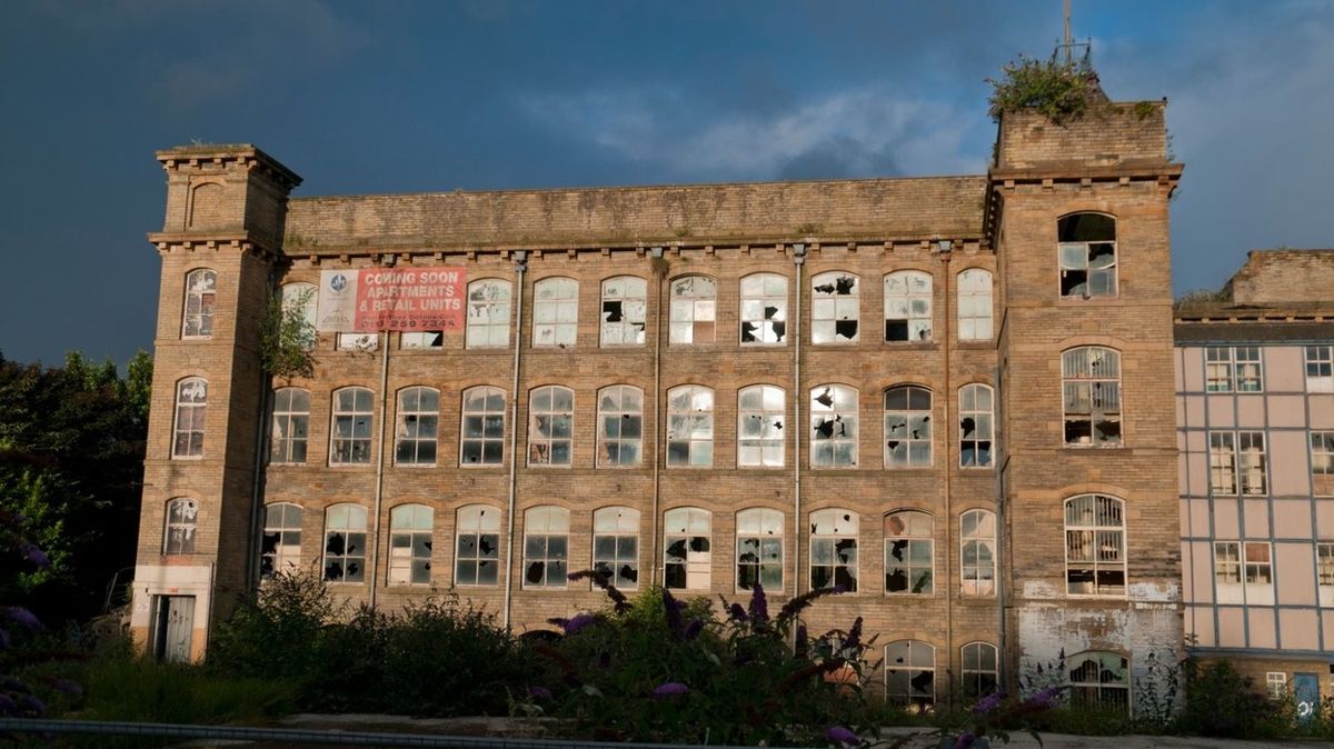 Jedna z opuštěných bradfordských továren v roce 2011, dnes je z ní luxusní hotel.