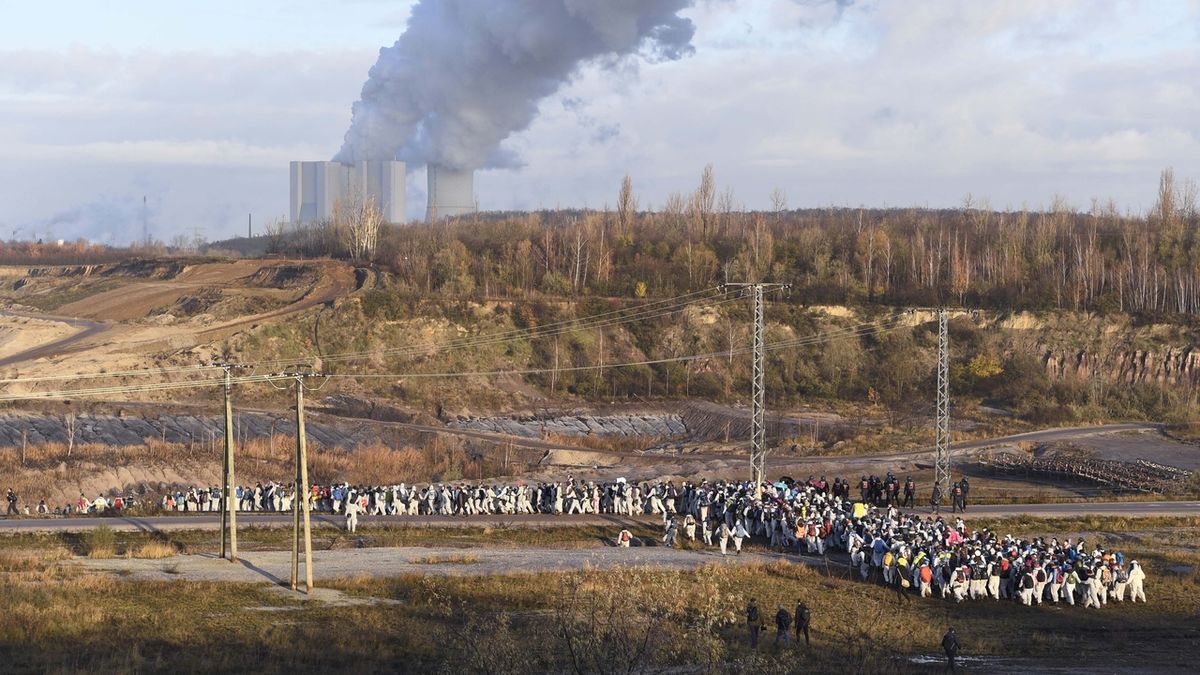 Klimatičtí aktivisté protestují u uhelné elektrárny Lippendorf u Lipska.