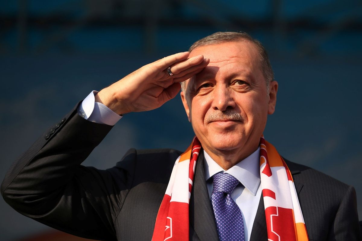 Turecký prezident Recep Tayyip Erdogan salutuje shromáždění svých příznovců v Kayseri. 