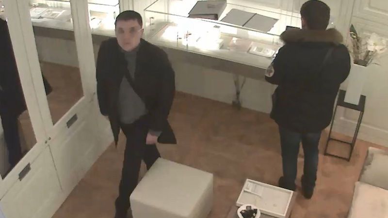 Elegáni sebrali v klenotnictví v Praze šperky za čtvrt milionu, policie zveřejnila video