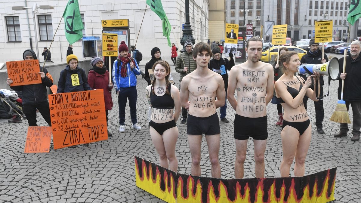 Aktivisté z české pobočky mezinárodního hnutí Extinction Rebellion (Rebelie proti vyhynutí) na náměstí Republiky v Praze 
