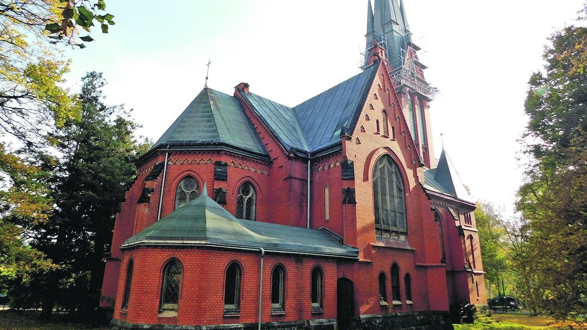Červený kostel ve Varnsdorfu byl od 60. let minulého století nevyužívaný a postupně chátral. Město ho získalo před čtyřmi lety.