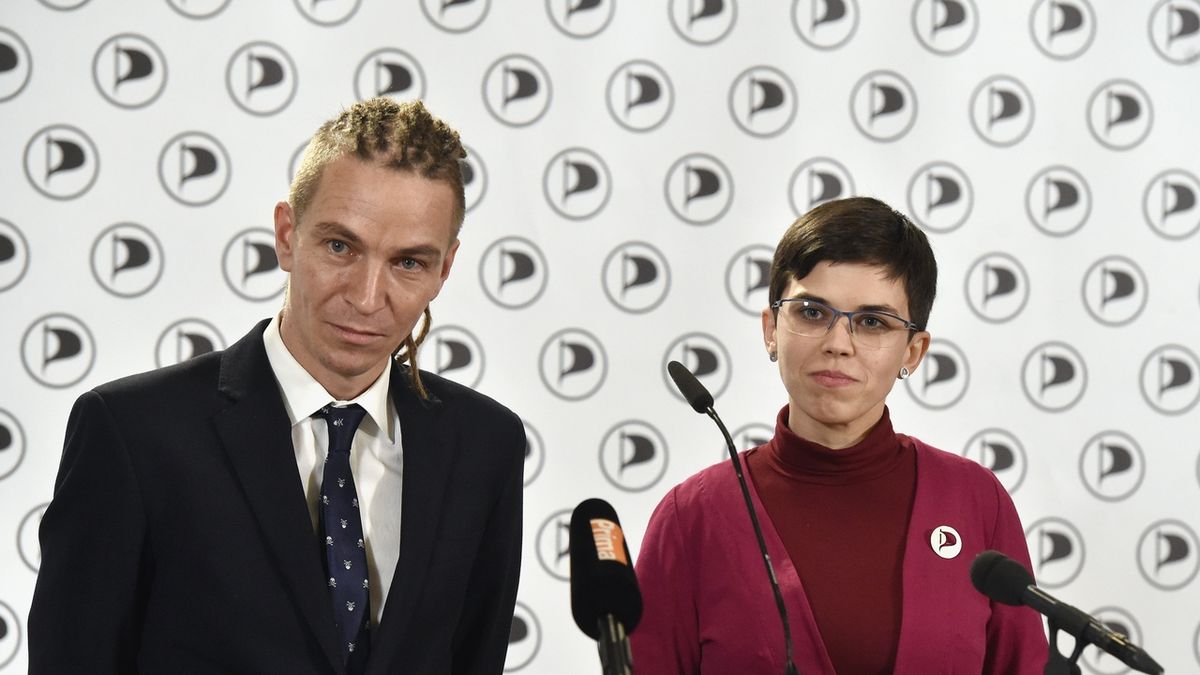 Předseda Pirátů Ivan Bartoš a první místopředsedkyně strany Olga Richterová na tiskové konferenci v Ostravě, kde zvítězila 11. ledna 2020 na celostátním fóru ve druhém kole volby. 