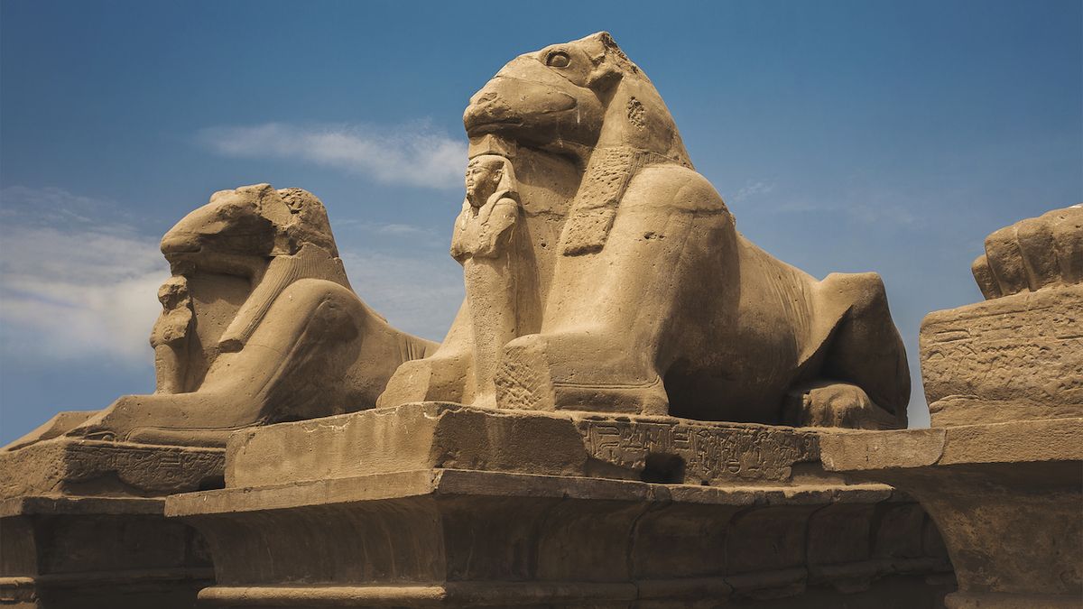 Sfingy s beraní hlavou představující staroegyptského boha Amona v chrámovém komplexu Karnak nedaleko Luxoru.