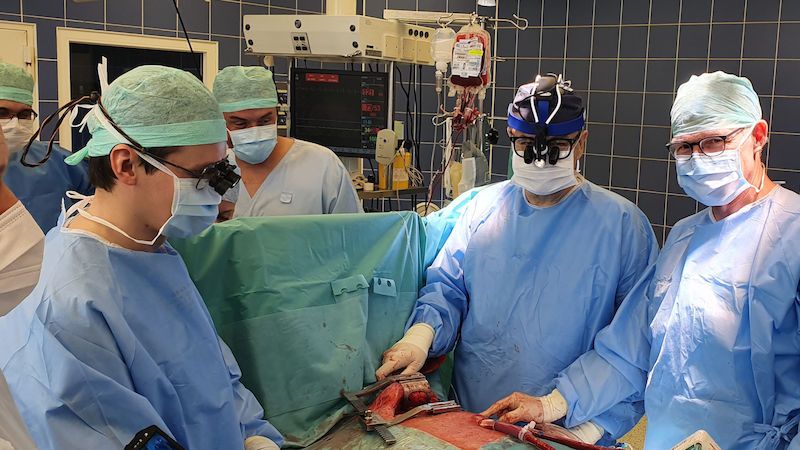 Čeští lékaři poprvé zavedli pacientce umělou plíci, má ji pověšenou na hrudníku