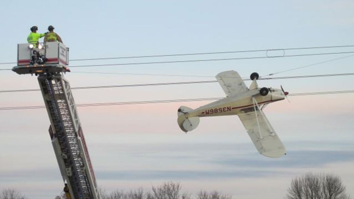 Letadlo zůstalo naštěstí viset na drátech elektrického vedení.