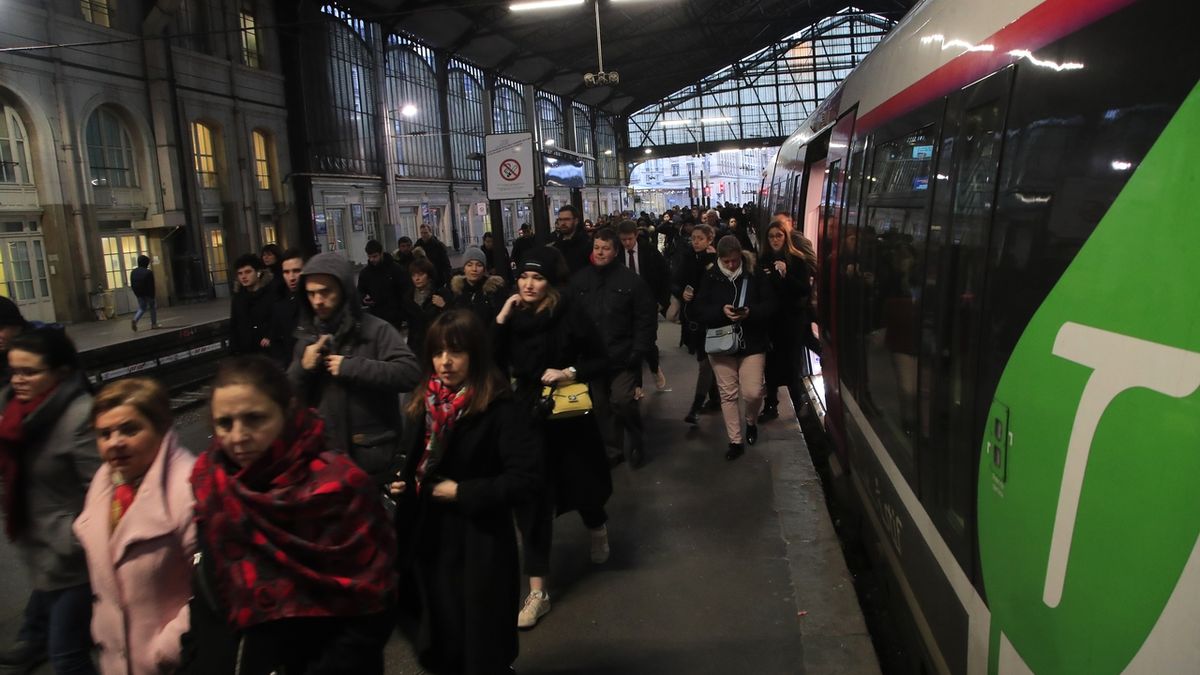 Cestující na nádraží Saint-Lazare v Paříži spěchají do práce. Zemi zasáhla jedna z největších stávek za desítky let