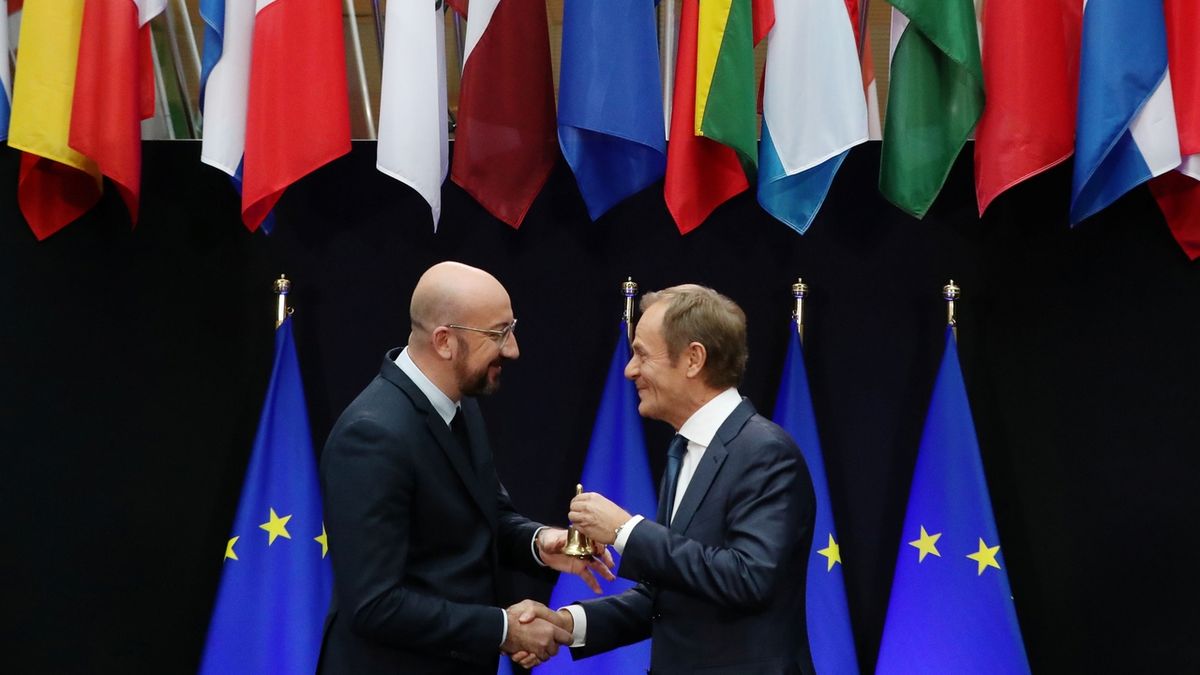 Donald Tusk (vpravo) přenechal svému nástupci Charlesi Michelovi nejen post předsedy Evropské rady, ale také symbolický zvoneček