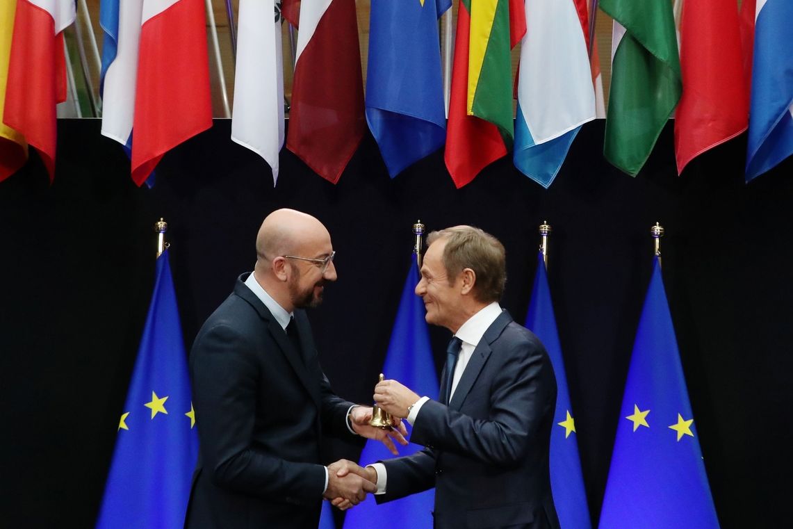 Donald Tusk (vpravo) přenechal svému nástupci Charlesi Michelovi nejen post předsedy Evropské rady, ale také symbolický zvoneček