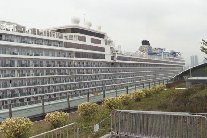 BEZ KOMENTÁŘE: Na výletní lodi u Hongkongu se lidé nakazili koronavirem