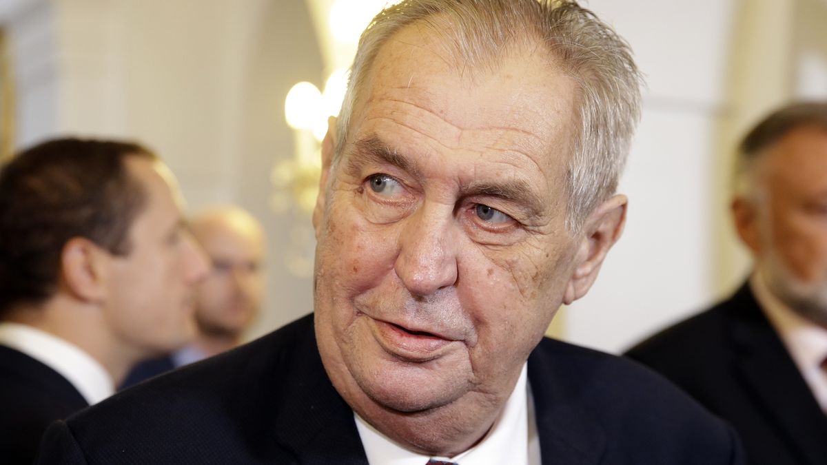 Zeman si zlomil pažní kost, je po operaci