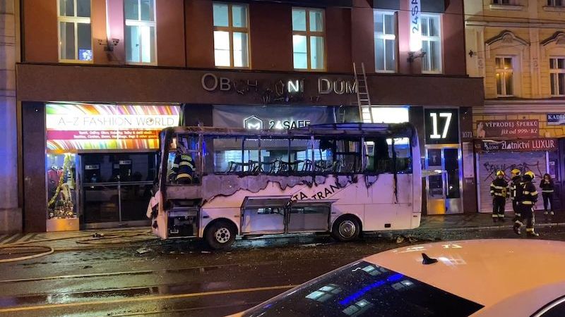 V centru Prahy shořel autobus