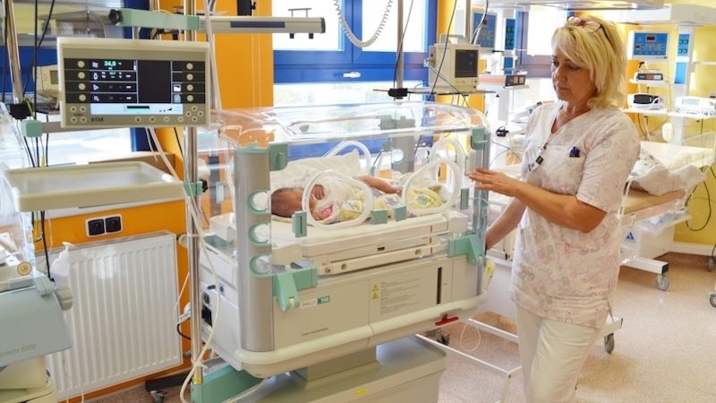 Moderní inkubátor je určený k ošetřování novorozenců, včetně nedonošených dětí s nízkou porodní hmotností. 