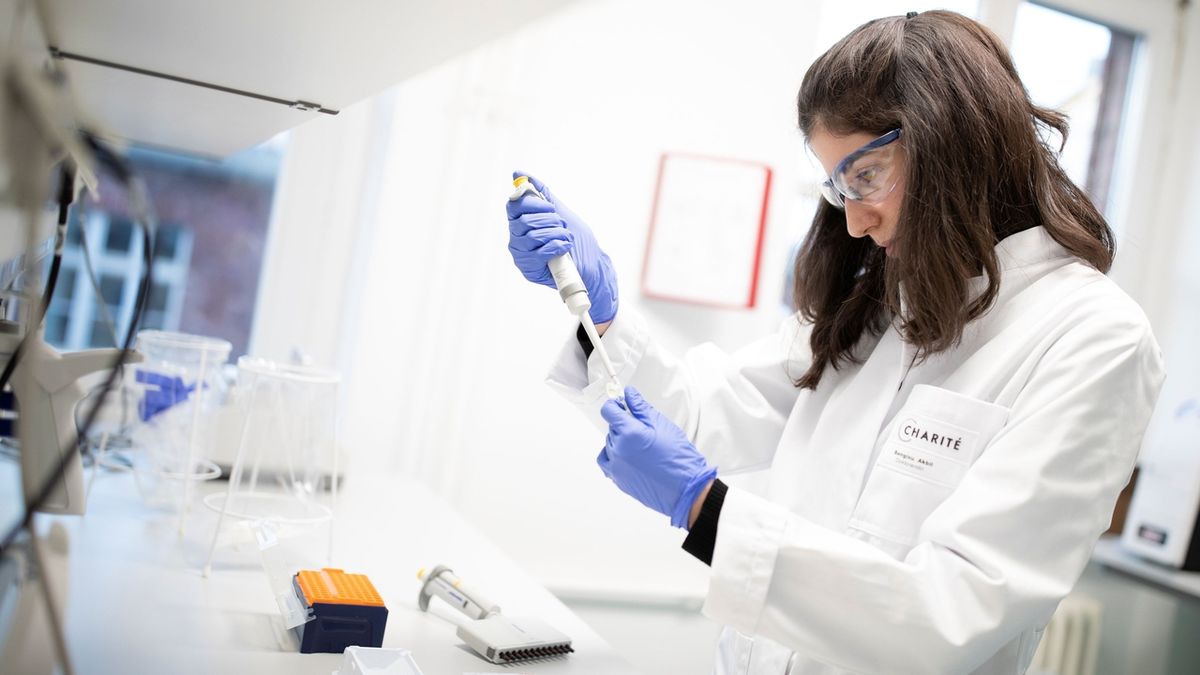 Zaměstnanci berlínské nemocnice Charité připravují test na odhalení nového koronaviru 2019-nCoV. (Ilustrační foto)