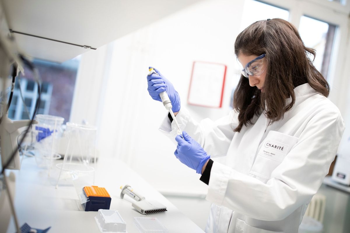 Zaměstnanci berlínské nemocnice Charité připravují test na odhalení nového koronaviru 2019-nCoV