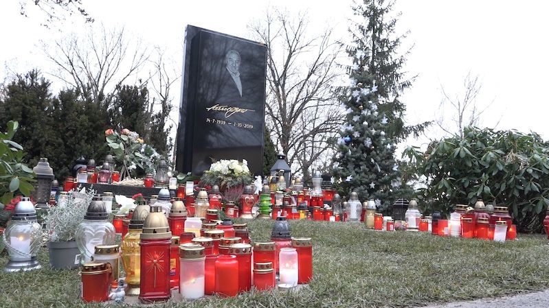 U hrobu zpěváka hoří stovky svíček.