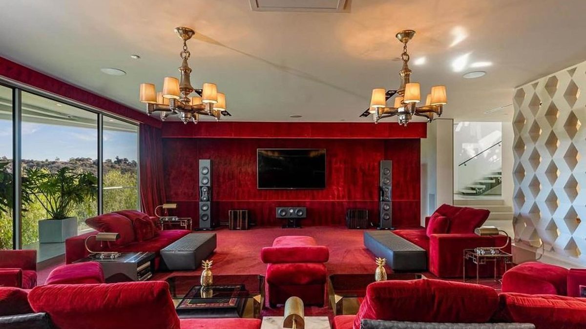 Červená barva místnosti s domácím kinem evokuje domy lehkých žen. Ve skutečnosti má ale připomínat luxusní kinosály.