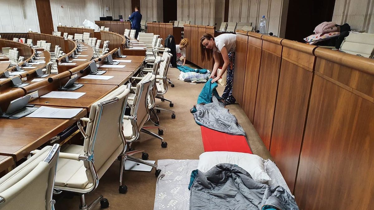 Poslanci spali v jednacím sále parlamentu.