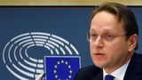 Evropská komise je kompletní, výbory europarlamentu schválily Maďara Várhelyiho