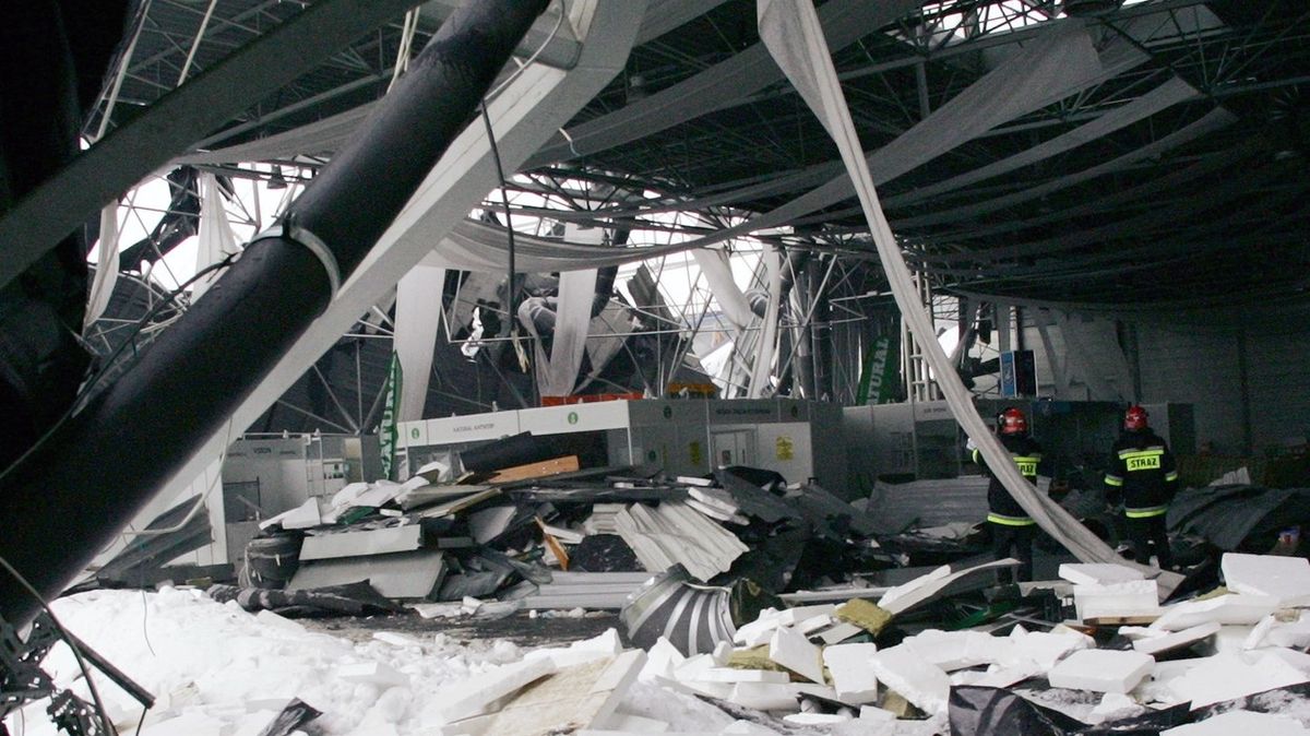 Střecha se zhroutila 28. ledna 2006.