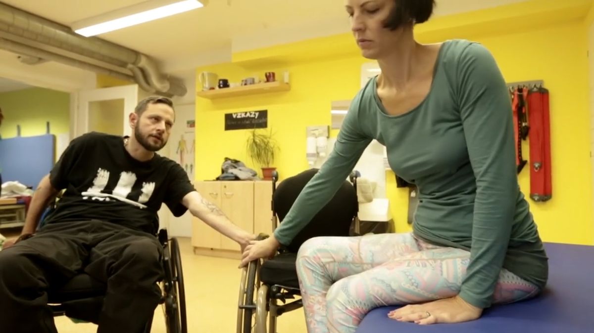 Dnes se živí jako instruktor v Centru Paraple, kde pomáhá novým vozíčkářům.