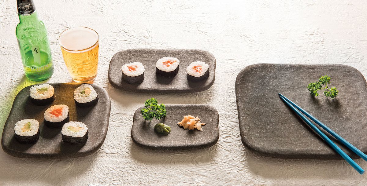 Mějte přehled. Servírovací desku z kolekce Stone Slab od výrobce Made in Japan využijeme na servírování sushi, jednohubek apod. Je vyrobena ručně z kvalitní přírodní keramiky. Cena od 479 Kč.
