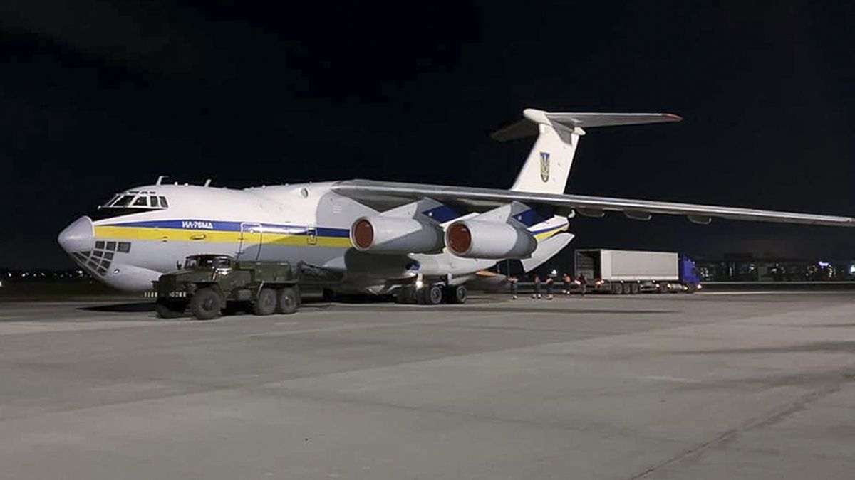 Letadlo s 45 ukrajinskými experty zamířilo do Teheránu vyšetřovat zřícení civilního letounu.