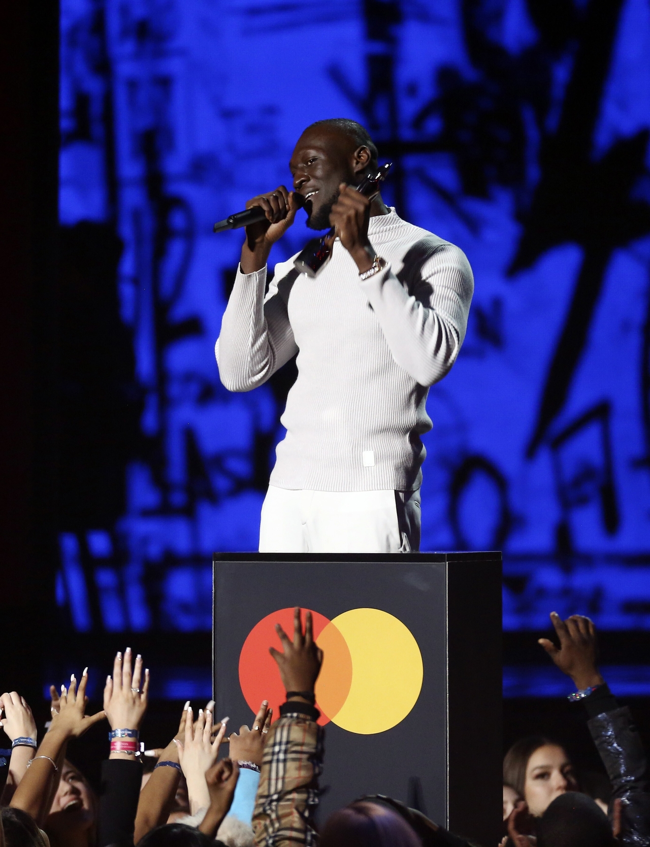 Brit Awards Převzali Rapper Stormzy A Zpěvačka Mabel