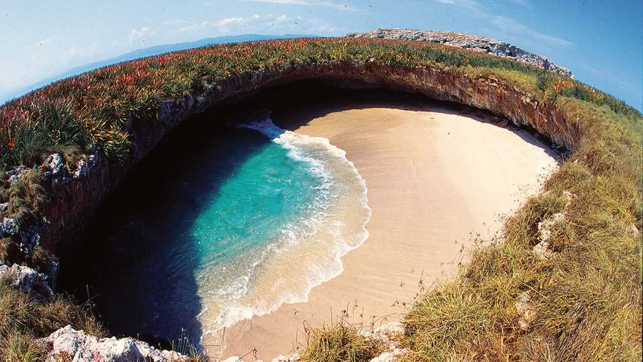 Pláž je ukrytá v malém kráteru.