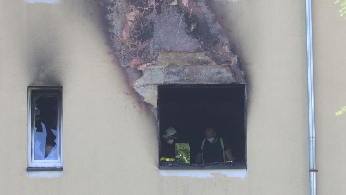 Policisté spolu s vyšetřovateli hasičů v úterý ráno prohlíželi byt, kde došlo k požáru, a zjišťovali přesnou příčinu.